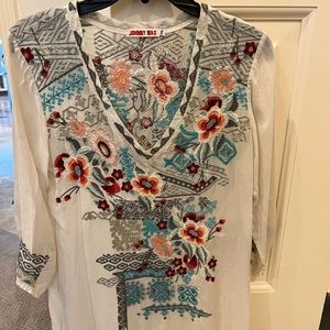 Johnny Was embroidered v neck shirt size XS